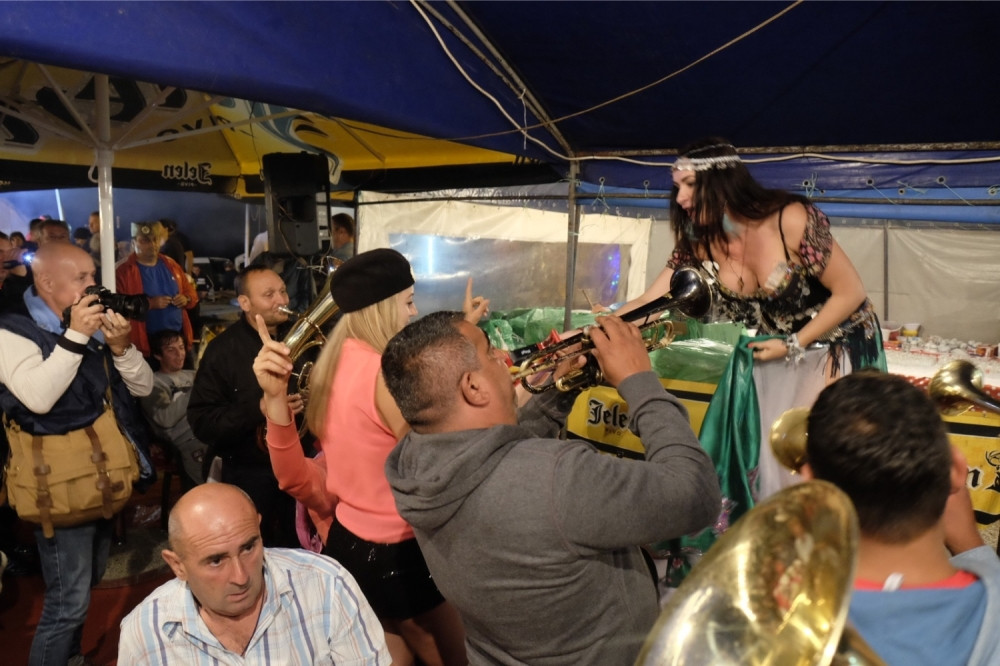 Evo na šta su žene spremne za 1.000 dinara! (VIDEO)