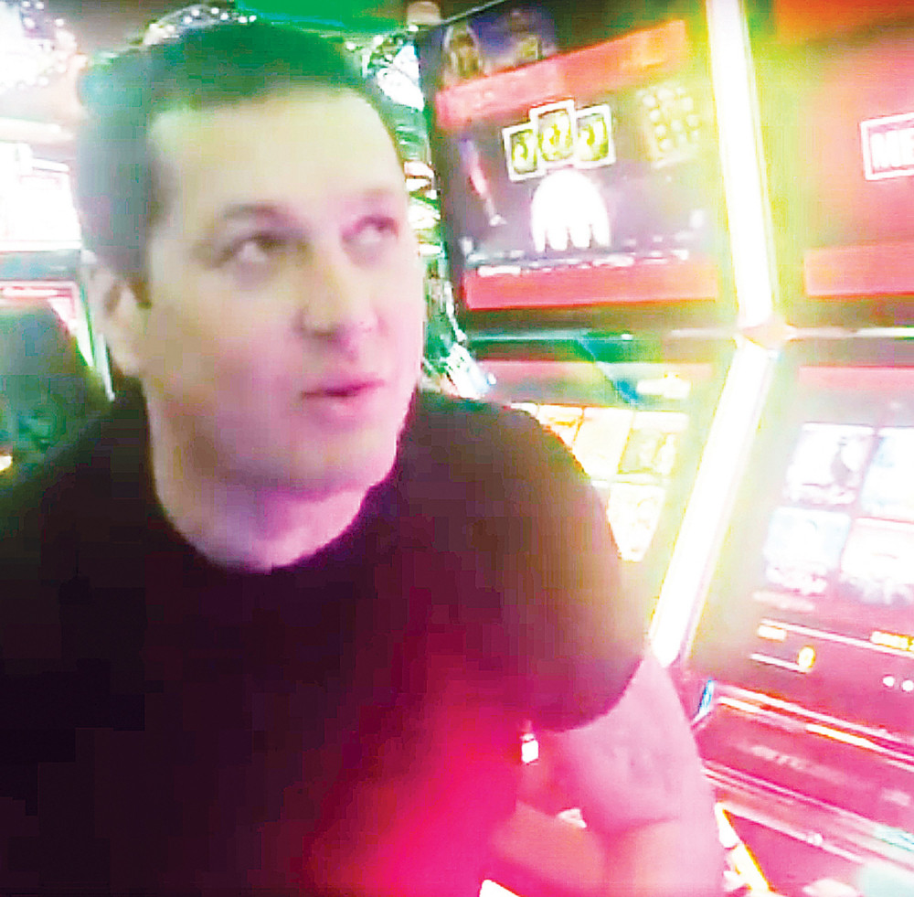 Aco Pejović troši pare u kazinu!