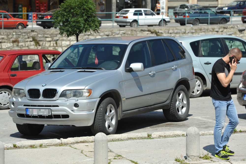 Izrešetao parkiran džip i ranio čoveka