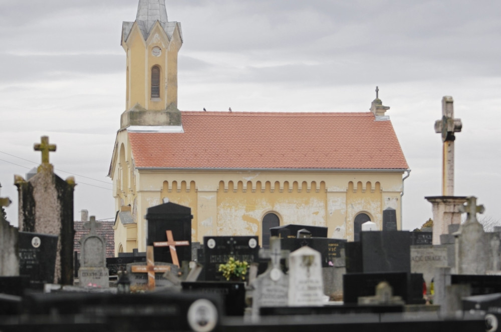 Uvredljivi ćirilični natpisi na groblju?