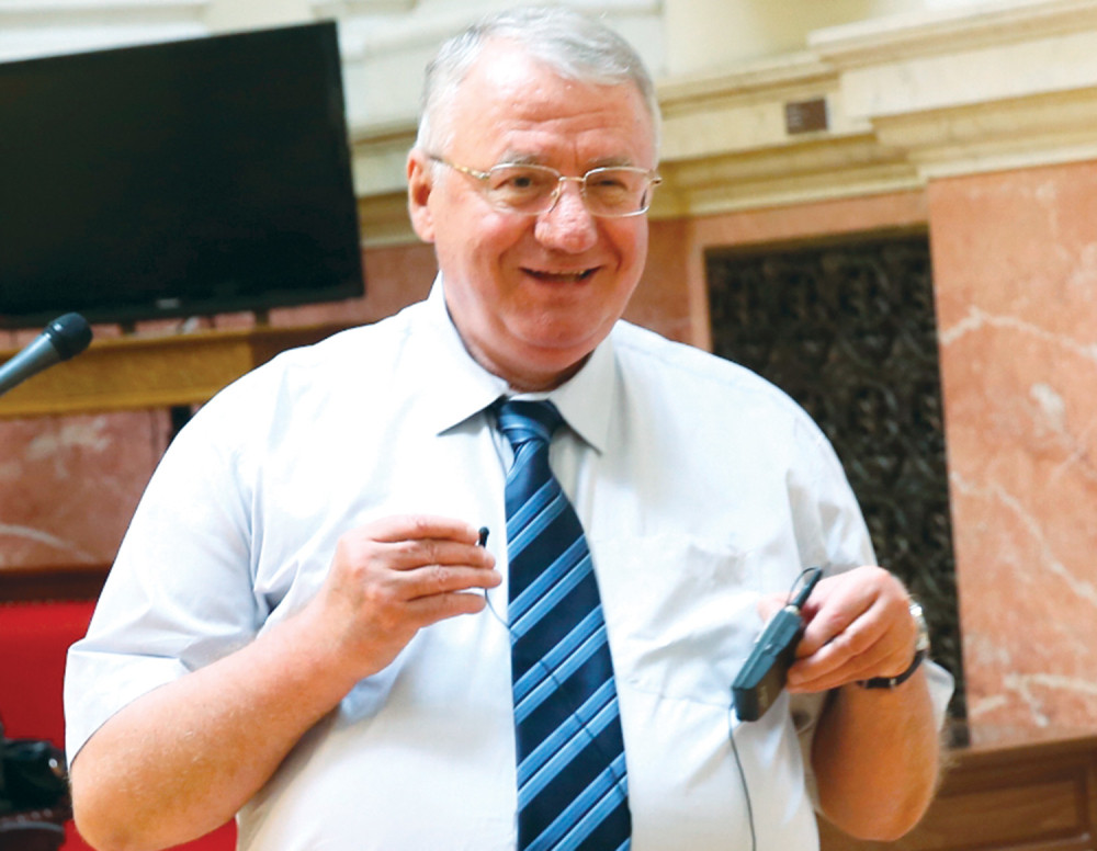 Šešelj uzeo milion i po evra da spava sa Macom i Vešticom!