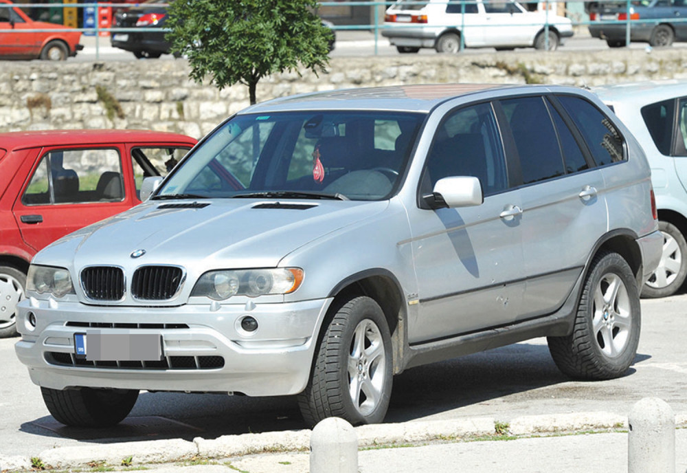 Vlasnik taksija ranjen u sačekuši