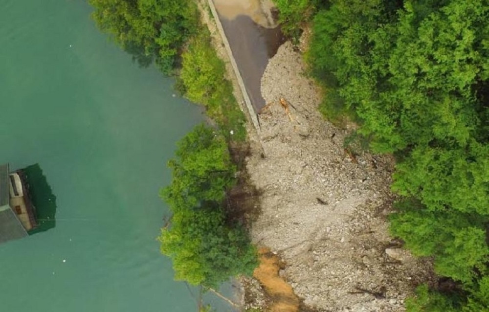 Odron i dalje blokira put kod Bajine Bašte