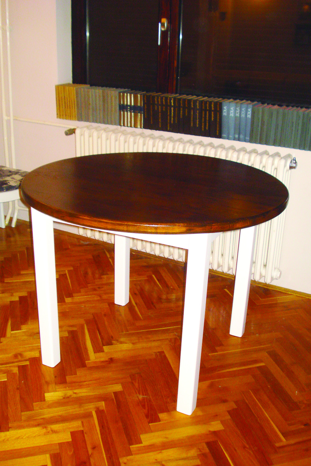 Sto kao iz salona nameštaja! (FOTO)