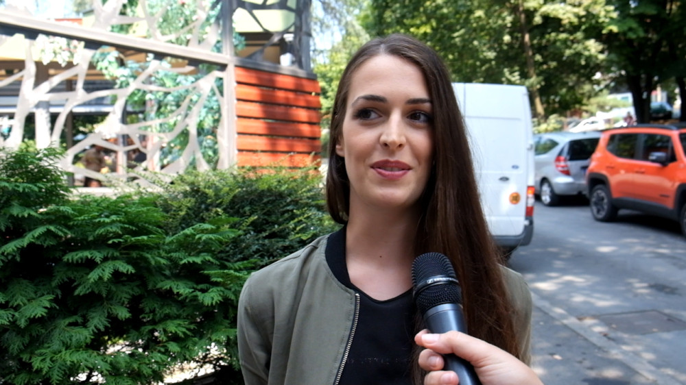 Brankici vrabac oteo doručak! (VIDEO)