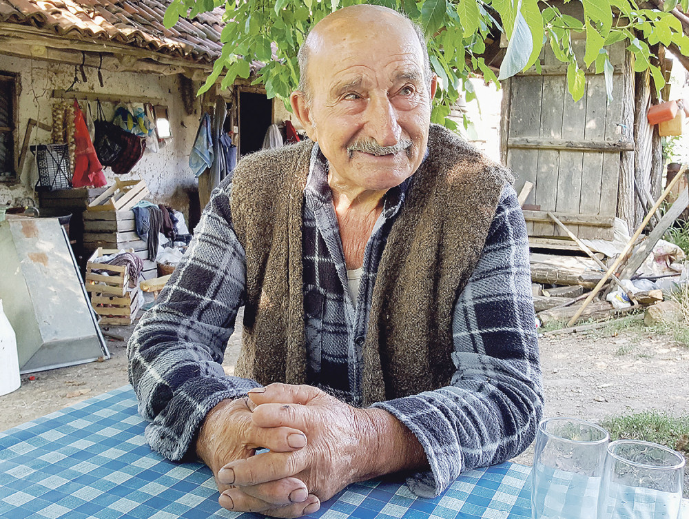 Deda čuvar stada i Srbije!