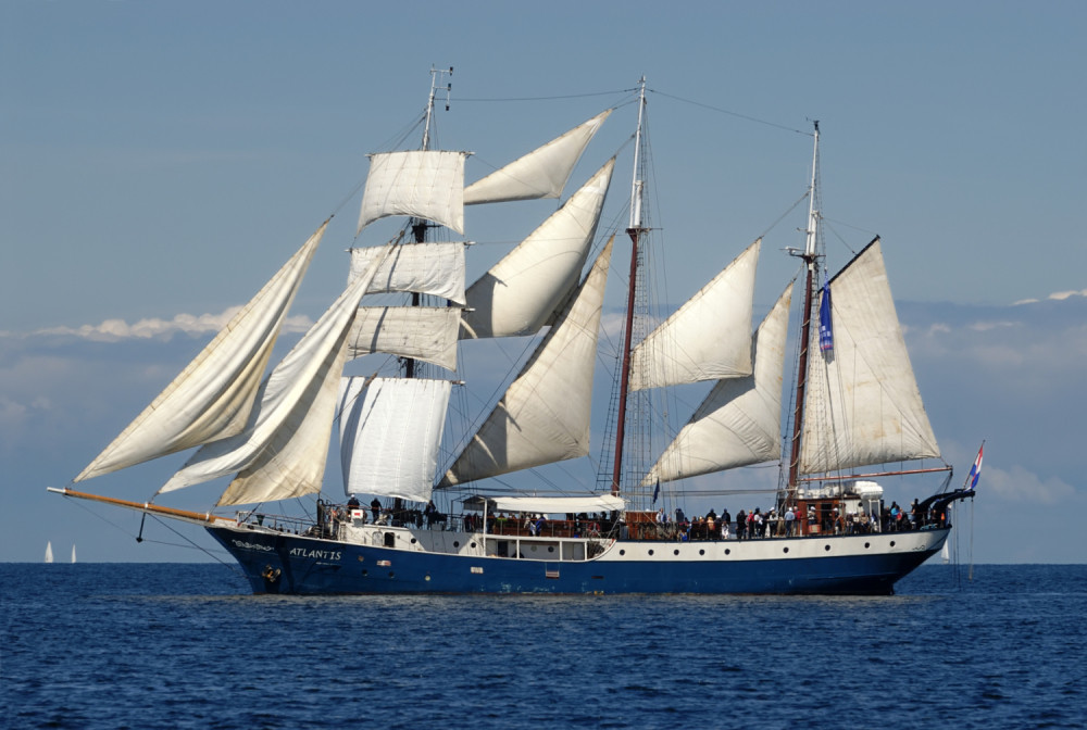 Prevrnuo se turistički brod