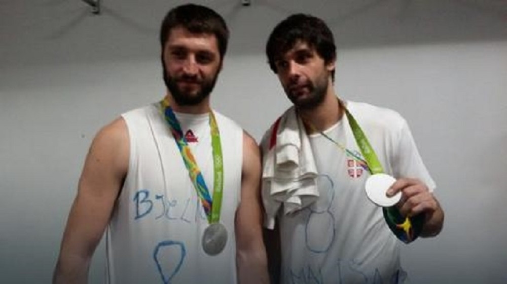 Košarkaši Srbije: Ovo je za Bjelicu! (FOTO)