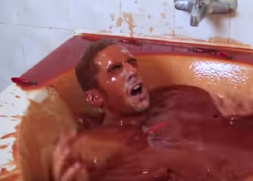 Uleteo u kadu ljutog sosa, pa osetio samrtne muke (VIDEO)