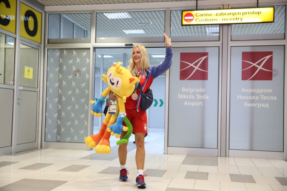 Evo šta je Šime poklonio Milici Dabović na aerodromu (FOTO)