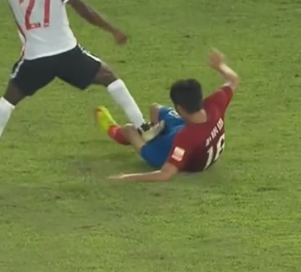 Žervinjo skakao protivniku po međunožju (VIDEO)