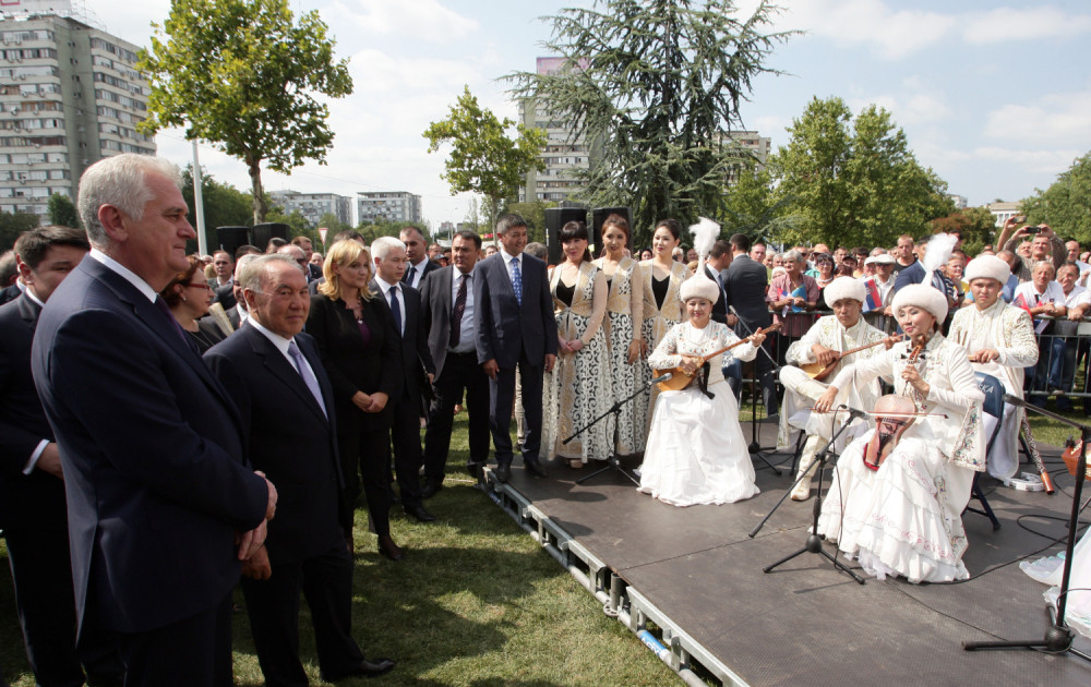 Kazahstanci zapevali: Luckasta si ti! (VIDEO)
