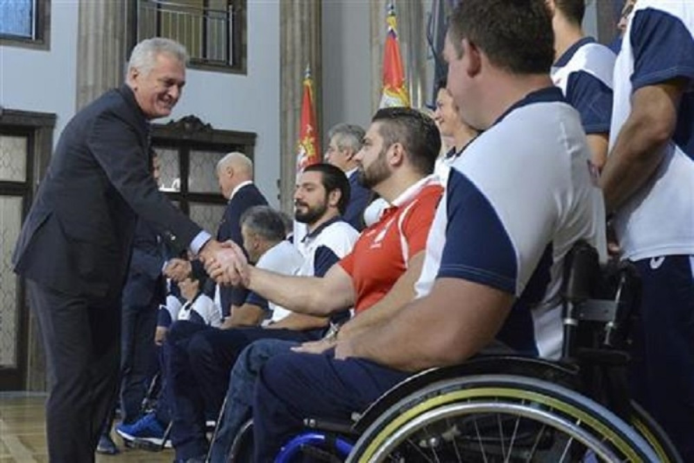 Nikolić uručio zastavu paraolimpijcima Srbije