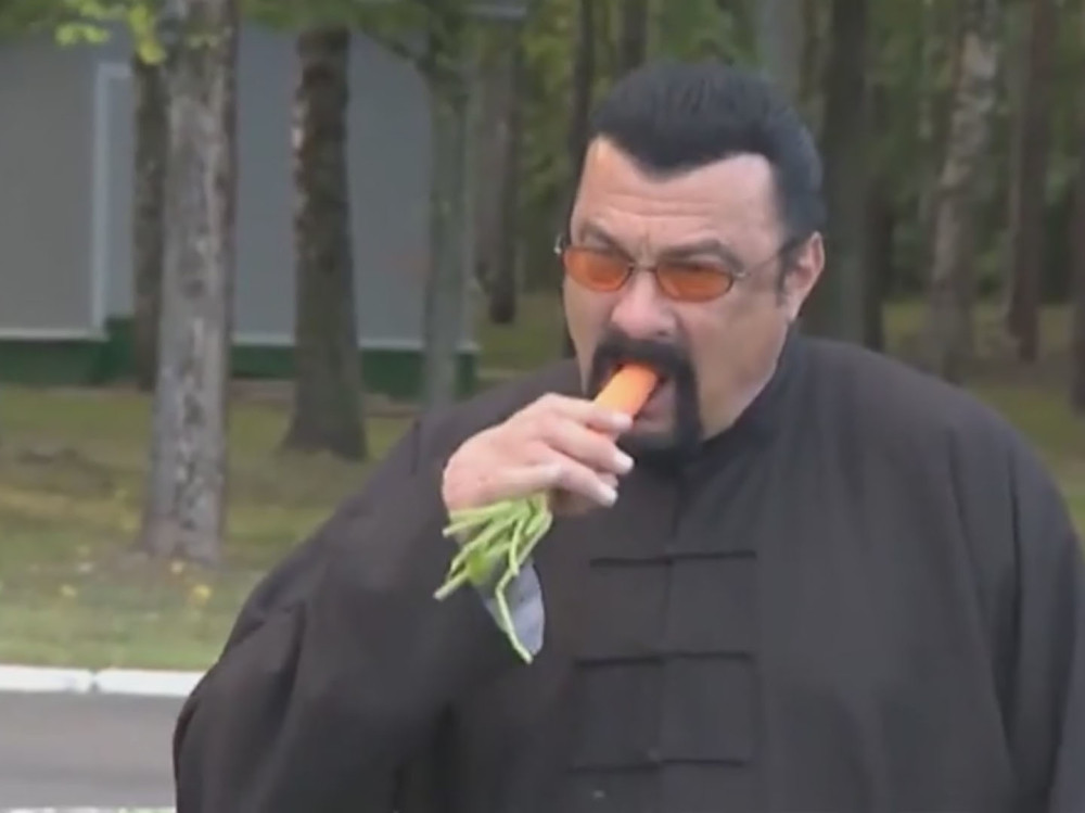 Stiven Sigal navalio na šargarepe (VIDEO)