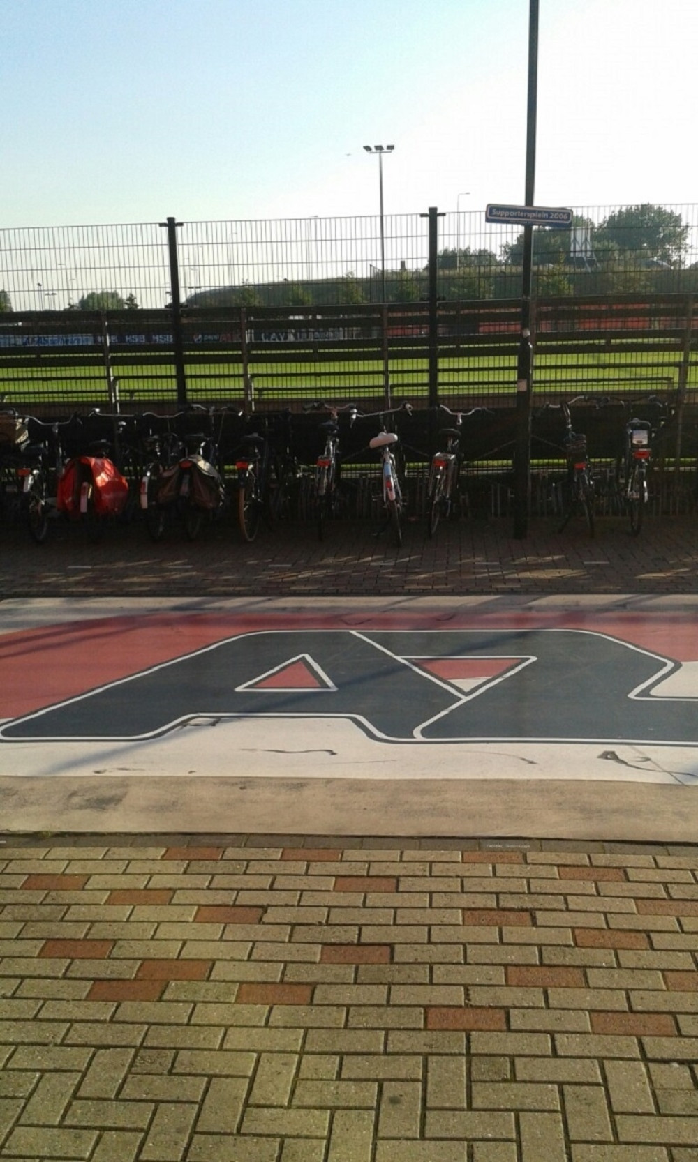 Holanđani biciklima na meč sa Vošom (FOTO)