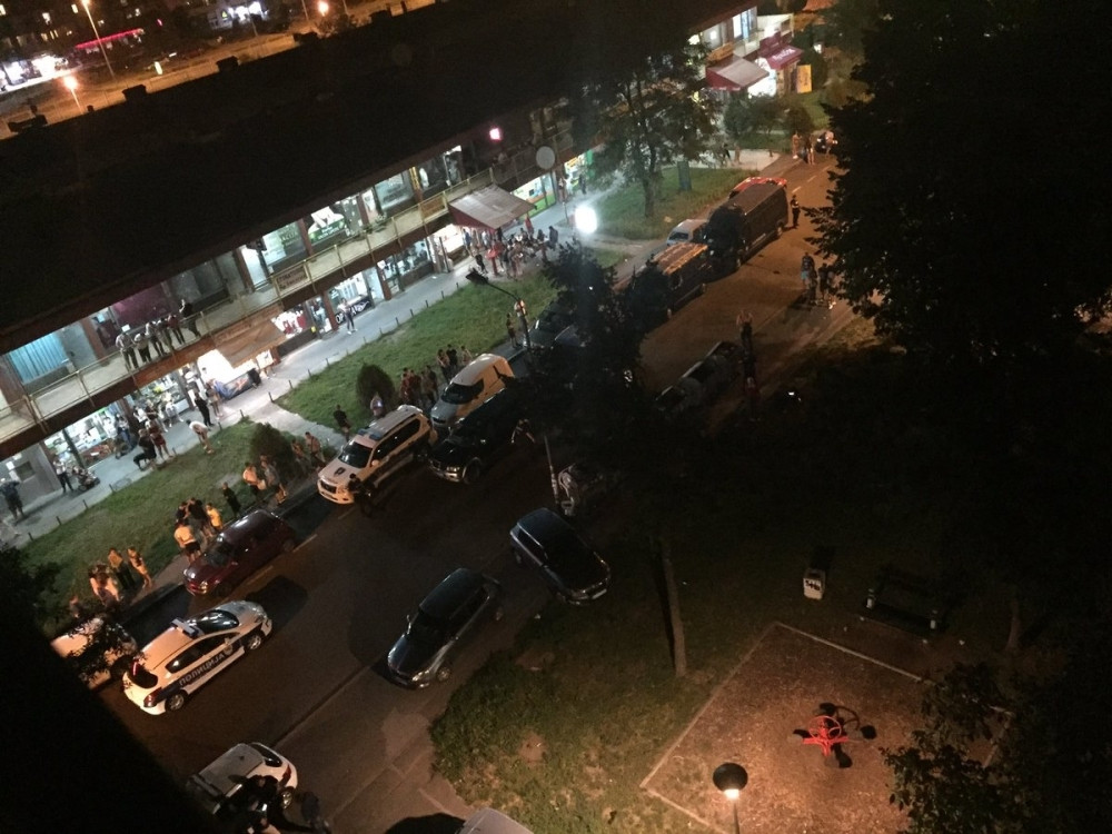 Od napadača ni traga, policija se povukla! (VIDEO)