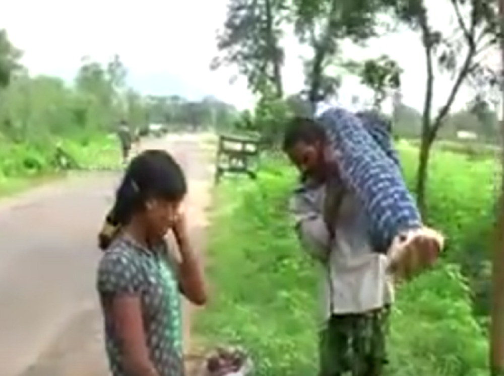 Nije imao za prevoz, pa pešačio s ženinim telom! (UZNEMIRUJUĆI VIDEO)