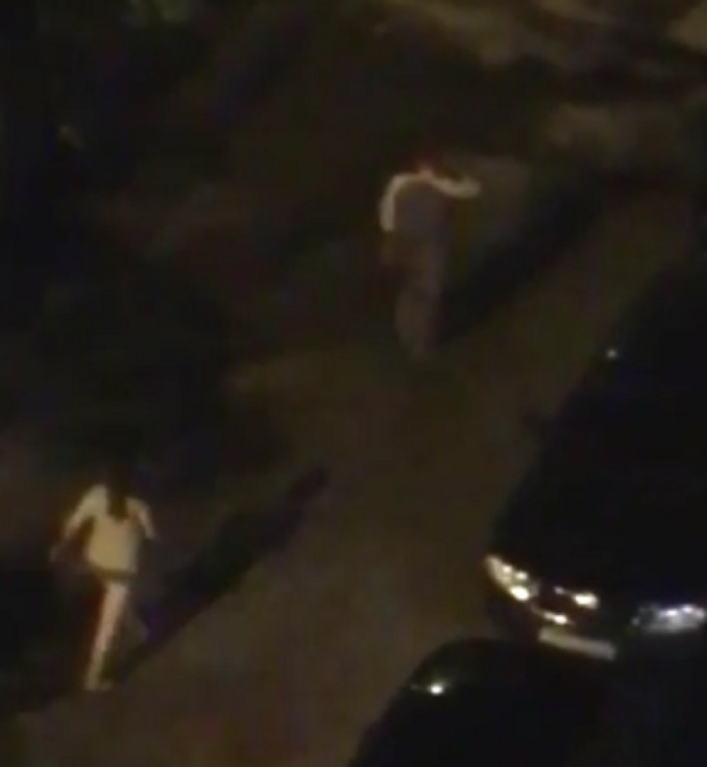 Nokaut ove devojke odjeknuo ulicom (VIDEO)