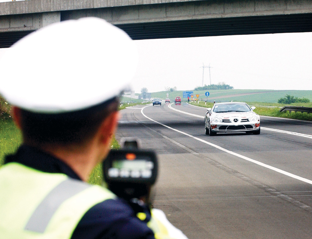 Niko više neće smeti ovako da sedi u automobilu!