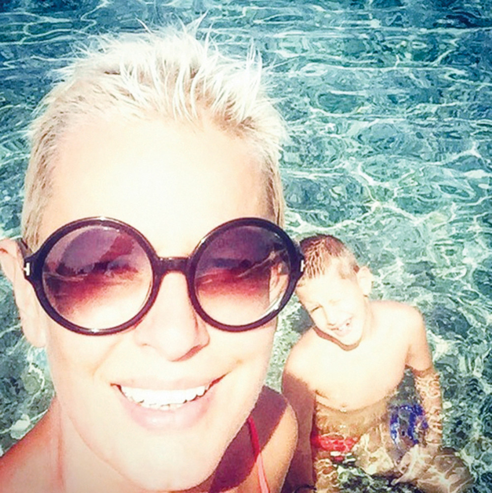 Tijana Dapčević sa decom na moru