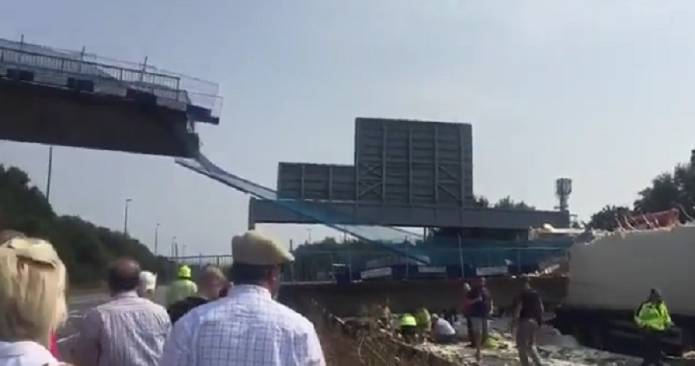 Nadvožnjak se srušio na autoput (VIDEO)