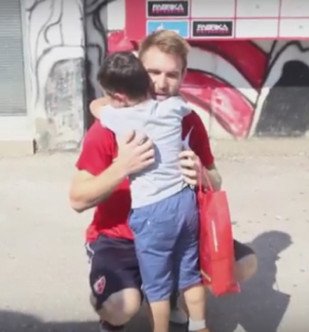 Uplakani dečak upoznao svog idola (VIDEO)