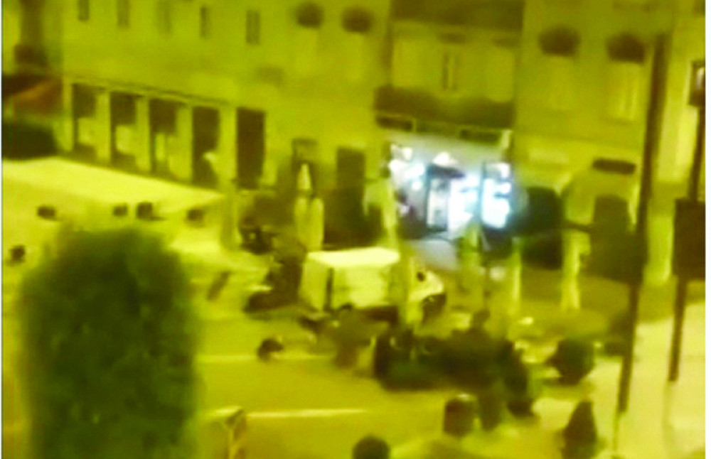 Kombijem uleteo u baštu kafića! (VIDEO)