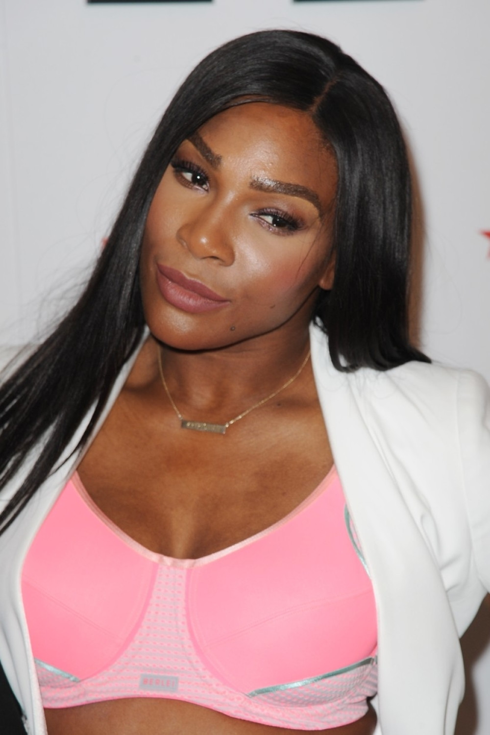 Serena, Serena! Zakoračila, a ispod haljinice sevnula.... Svi su gledali dole, a paparaci jedva dočekali! (FOTO)