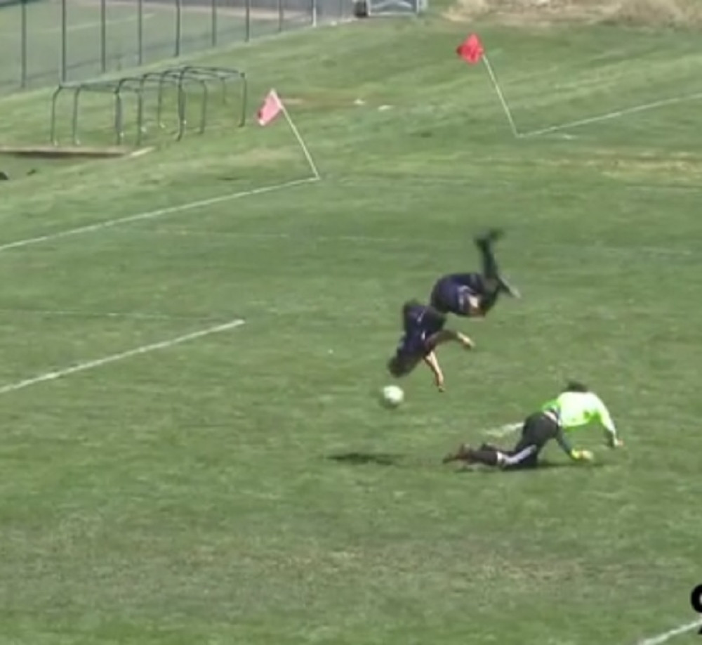 Salto preko golmana i gol (VIDEO)