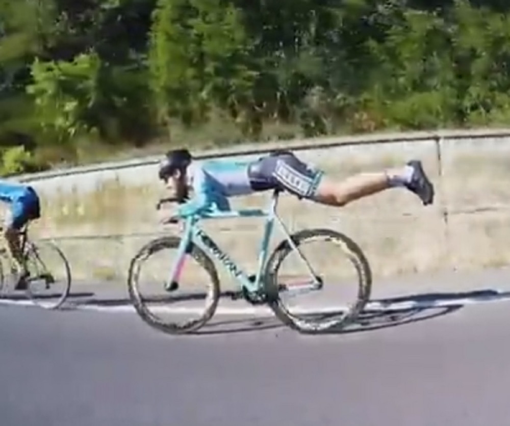 Provozao bicikl imitirajući supermena, evo šta je usledilo (VIDEO)