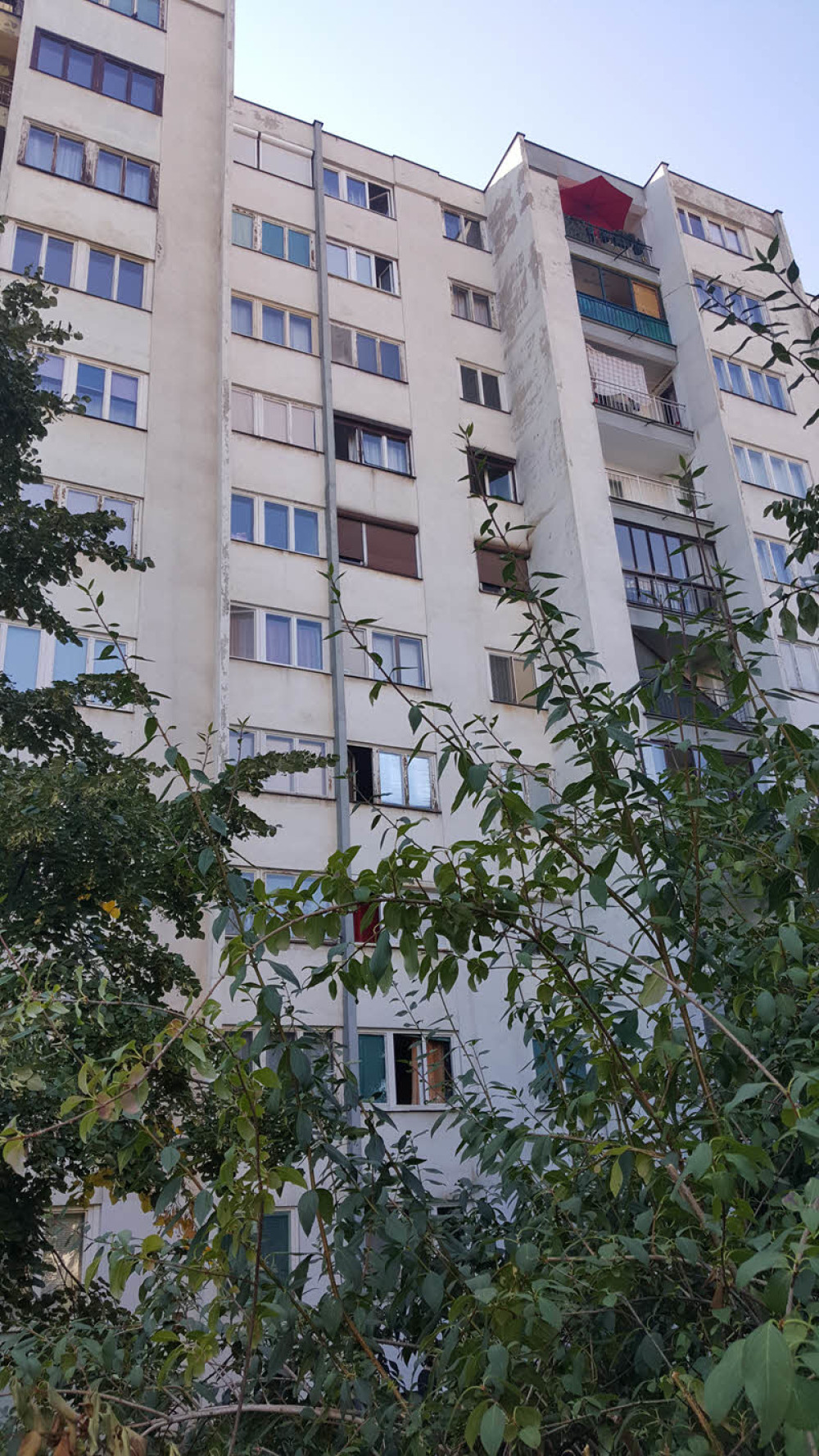 Muž bacio ženu sa osmog sprata, pa skočio za njom