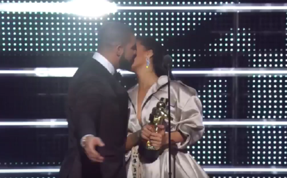 Drejk izjavio ljubav Rijani, ona ga ispalila (VIDEO)