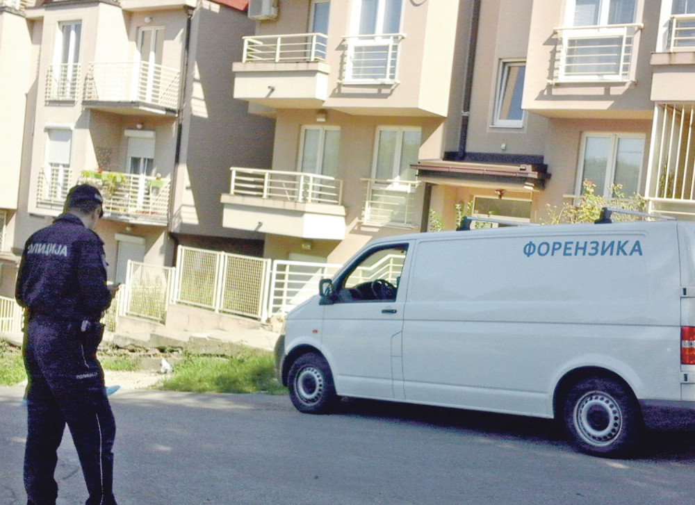 Pozvala policiju, zatim ubila majku, psa i sebe!