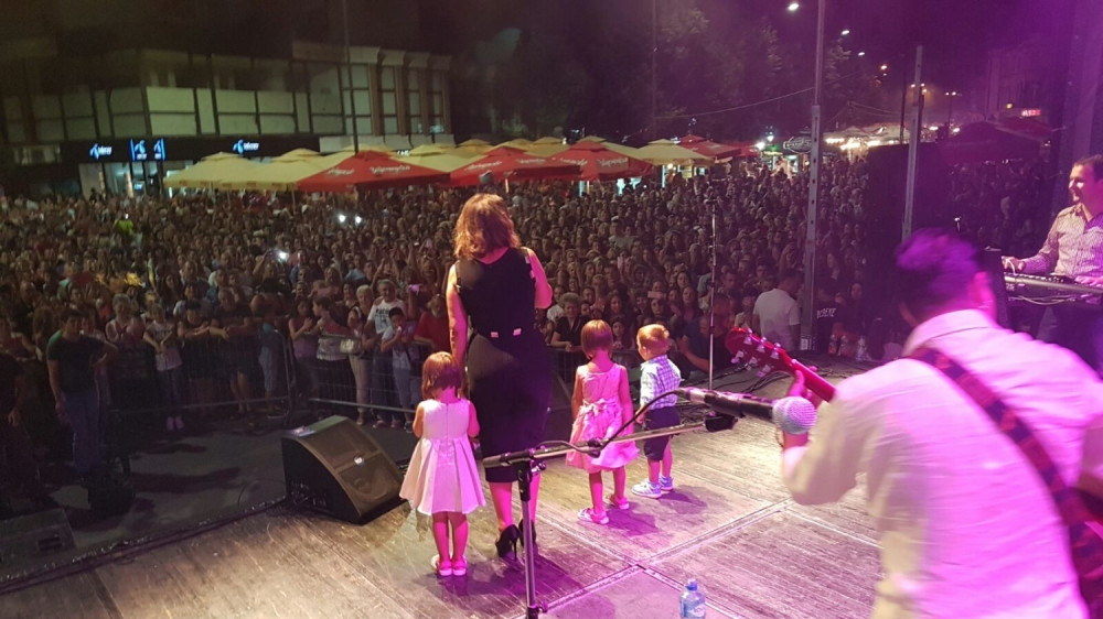 Nedu iznenadili unučići na bini!