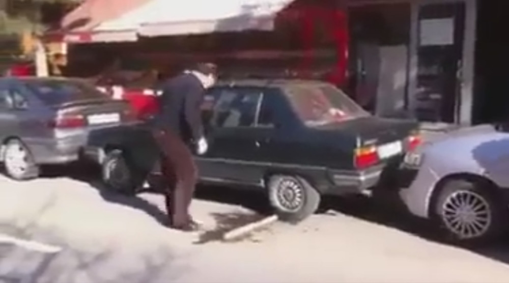 Evo kako da se isparkirate iz nemoguće pozicije (VIDEO)