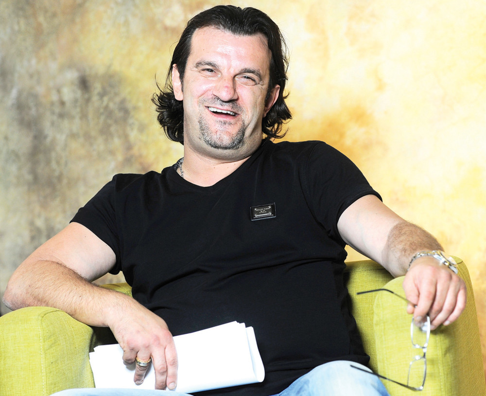 Vi pitate, slavni odgovaraju