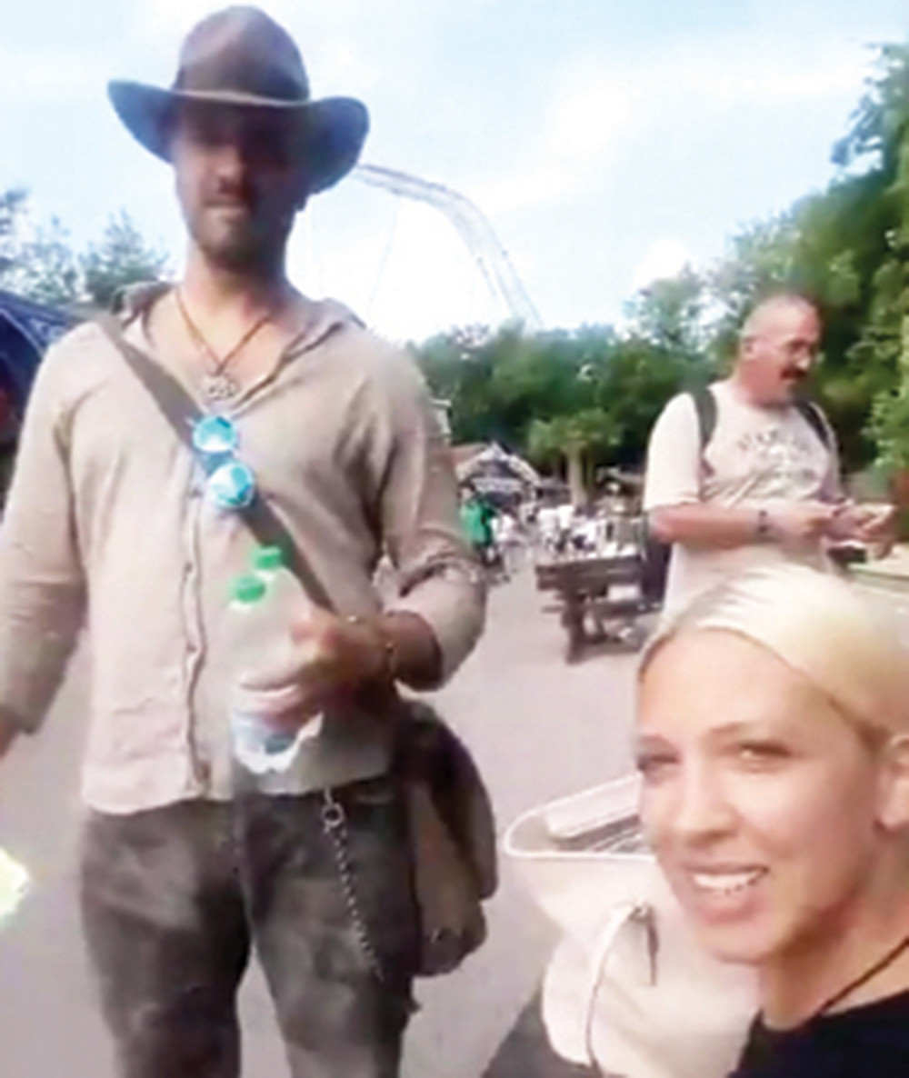 Milica sa dečkom luduje u luna-parku!