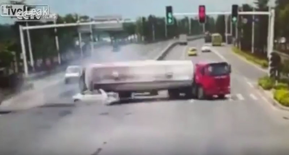 Kamion smrskao automobil i ljude u njemu (UZNEMIRUJUĆI VIDEO)