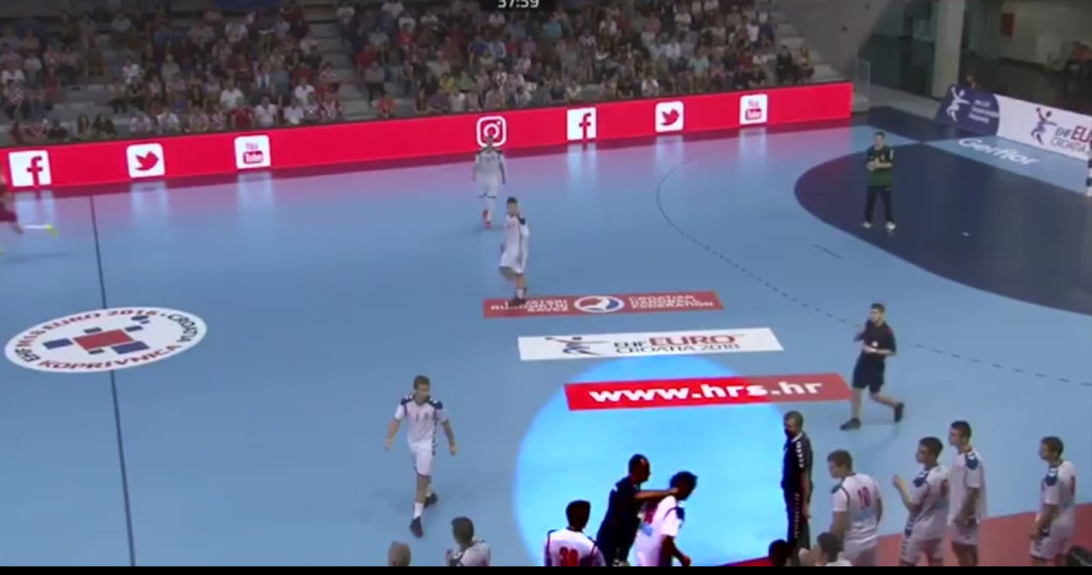 Spasojević hvatao dete za vrat, pa ga bacio na klupu