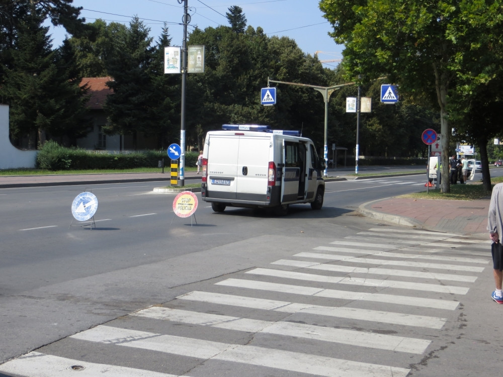 Staricu ispred bolnice udarilo dostavno vozilo