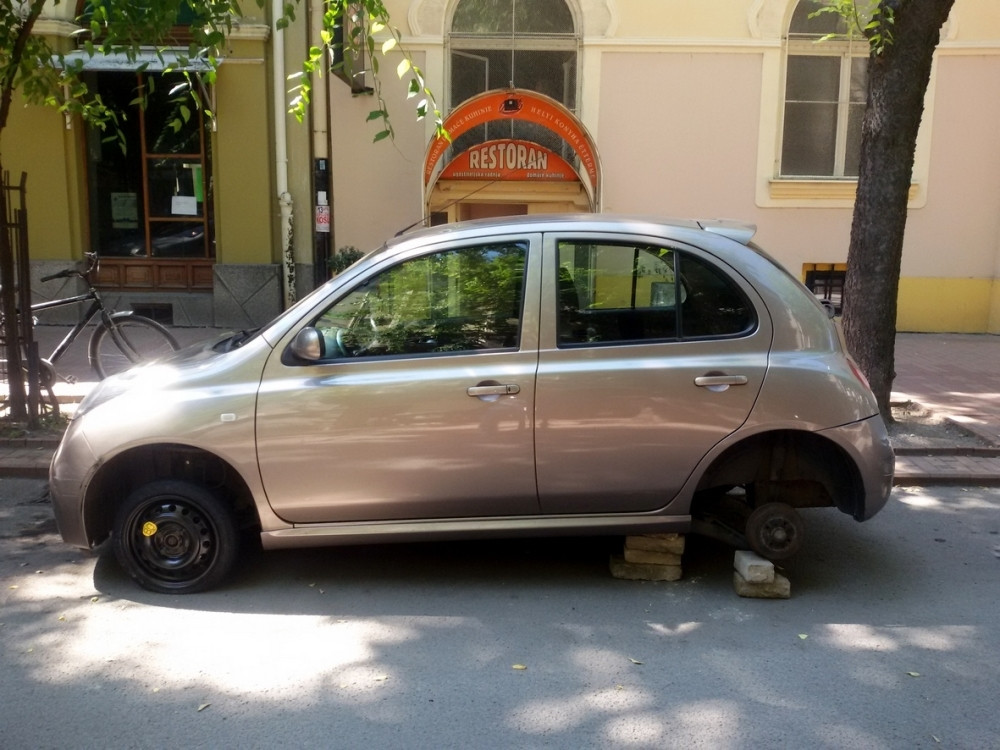 Vandali bušili automobilske gume u centru Subotice