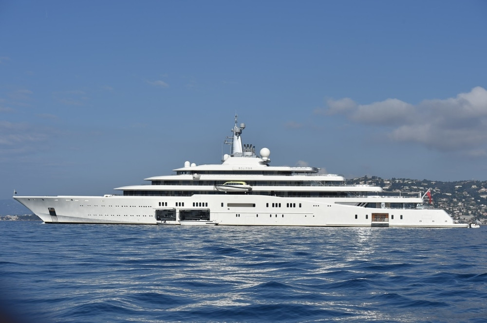 Lumpovali celu noć na jahti, a onda zaglavili u ćuzi! Čašćavali devojke, a kada je stigao račun - ODBILI DA PLATE!