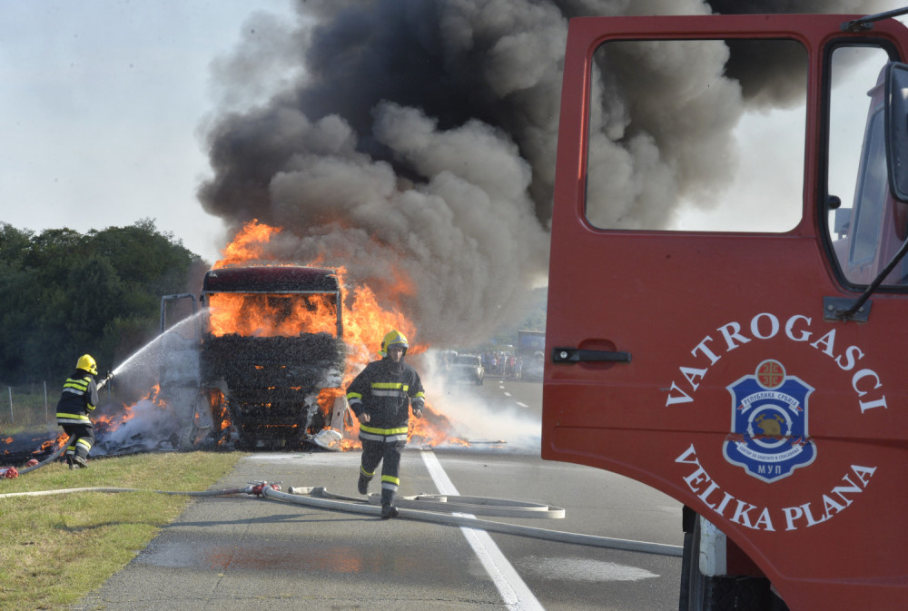 Izgoreo kamion na auto-putu (VIDEO + FOTO GALERIJA)