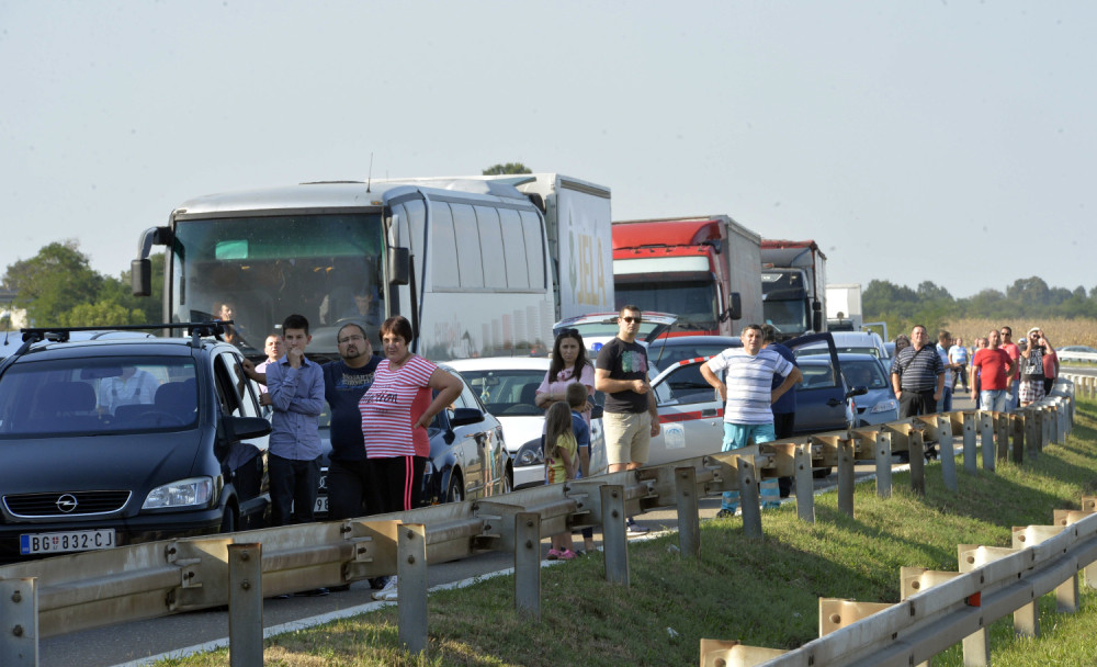 Popušio cigaretu, pa se bacio pod kamion! Očevici prestravljeni, saobraćaj preusmeren