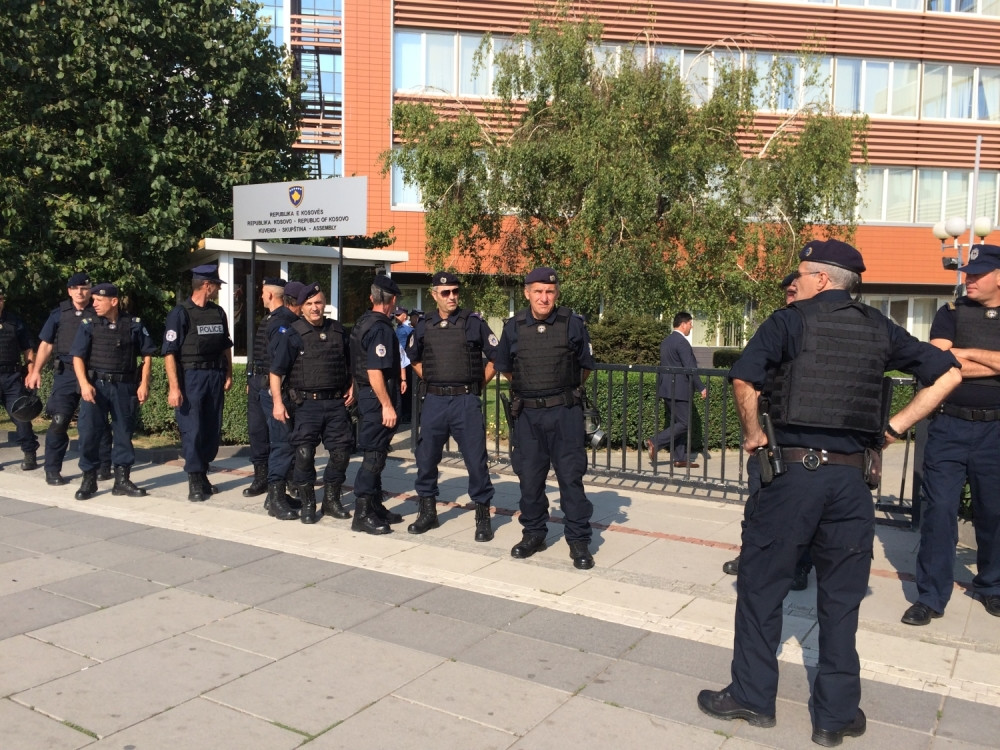 Pucao u čoveka sa kojim je sedeo u kolima pa onda bacio pištolj u đubre