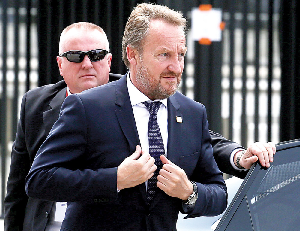 Traži milijarde i izvinjenje, poredi Srbe sa NACISTIMA!