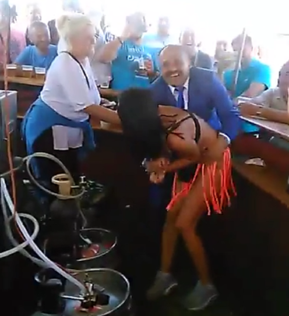 Konobaricu spasavali od napaljenog Zmaja