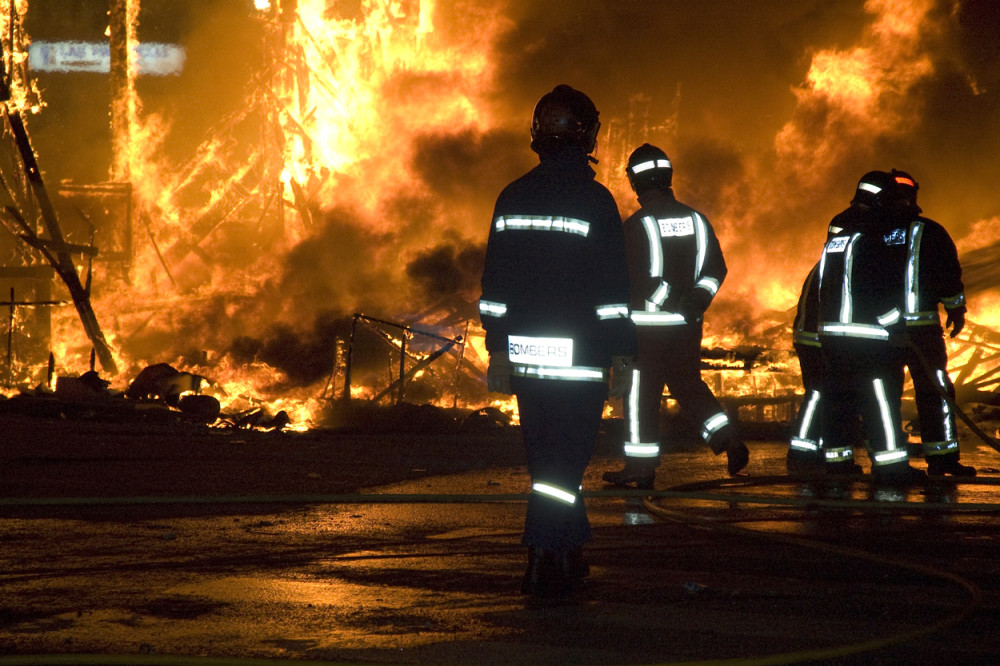 Izgorelo stotine skupocenih "maseratija" i kragujevačkih "fijata"!
