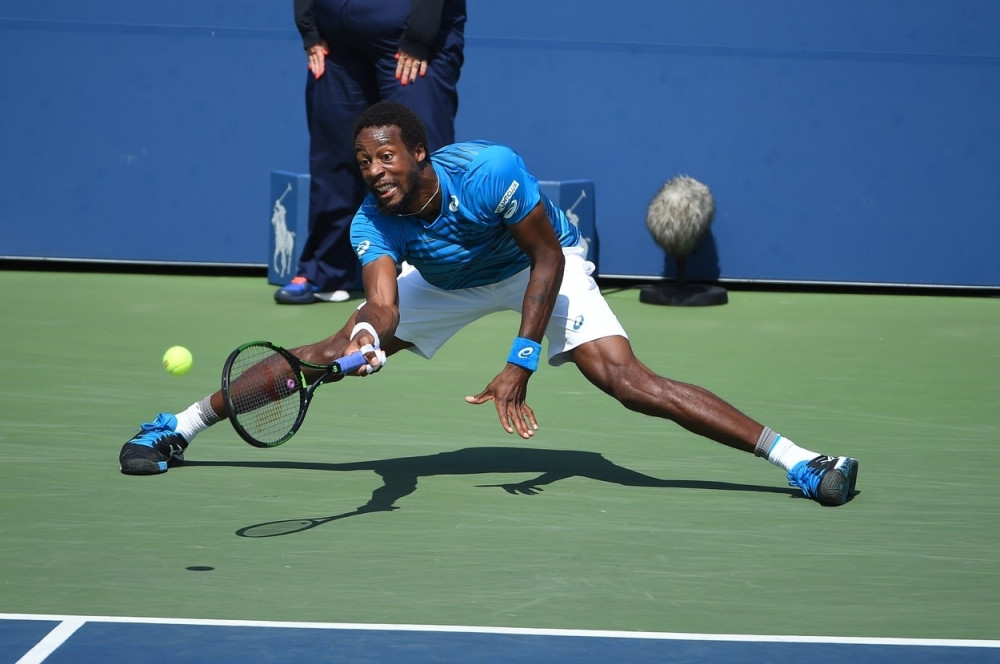 Monfis vezivao pertle usred poena i osvojio ga (VIDEO)