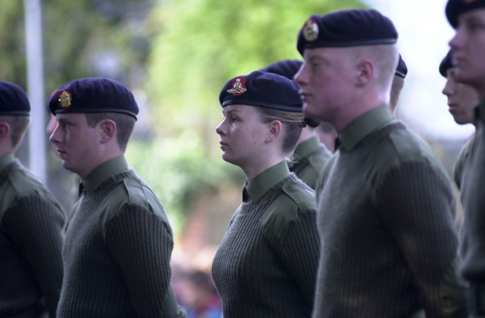 Divlji su, pijani i nasilni! Vulgarno se nabacuju devojkama, ne plaćaju račune, MOKRE po ulicama